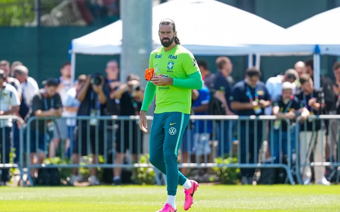 O treinamento teve a presença do goleiro Alisson, que havia sido poupado das atividades físicas que aconteceram nesta segunda-feira (22)