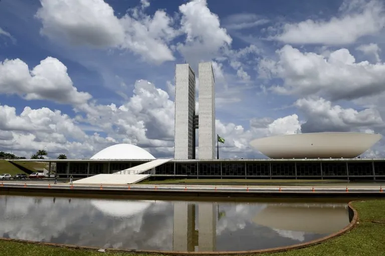 A autora do projeto é a deputada Tabata Amaral (PSB-SP) e a relatora no Senado é Ana Paula Lobato (PSB-MA)