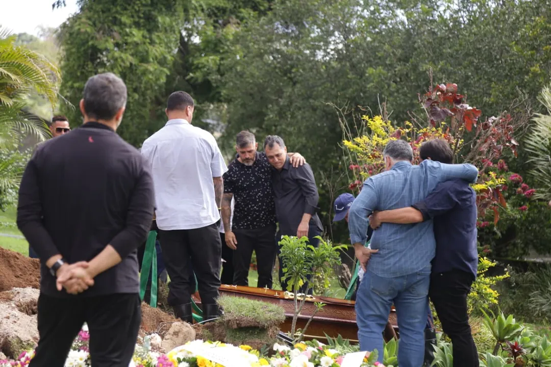 Gustavo, filho de Jourdan, sendo consolado no sepultamento do pai