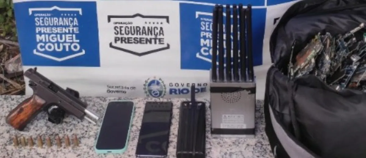 O material apreendido e a van que foi usada no crime foram encaminhados à 58ª DP