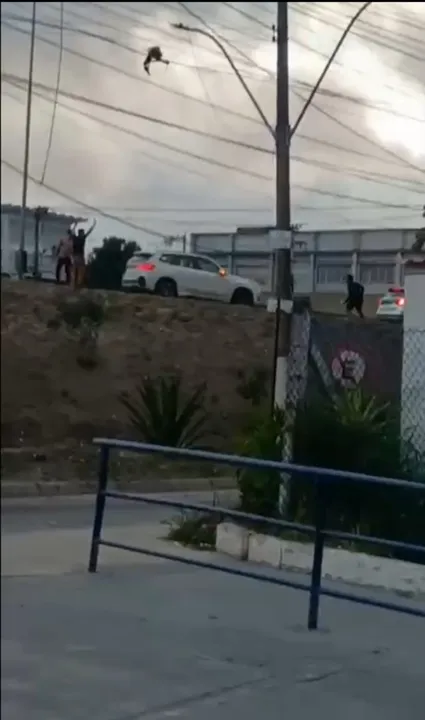 Uma das vítimas é rendida por criminosos