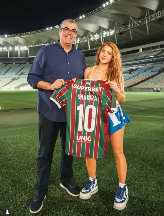 A cantora ainda aproveitou para autografar uma camisa da Seleção Brasileira e uma bola