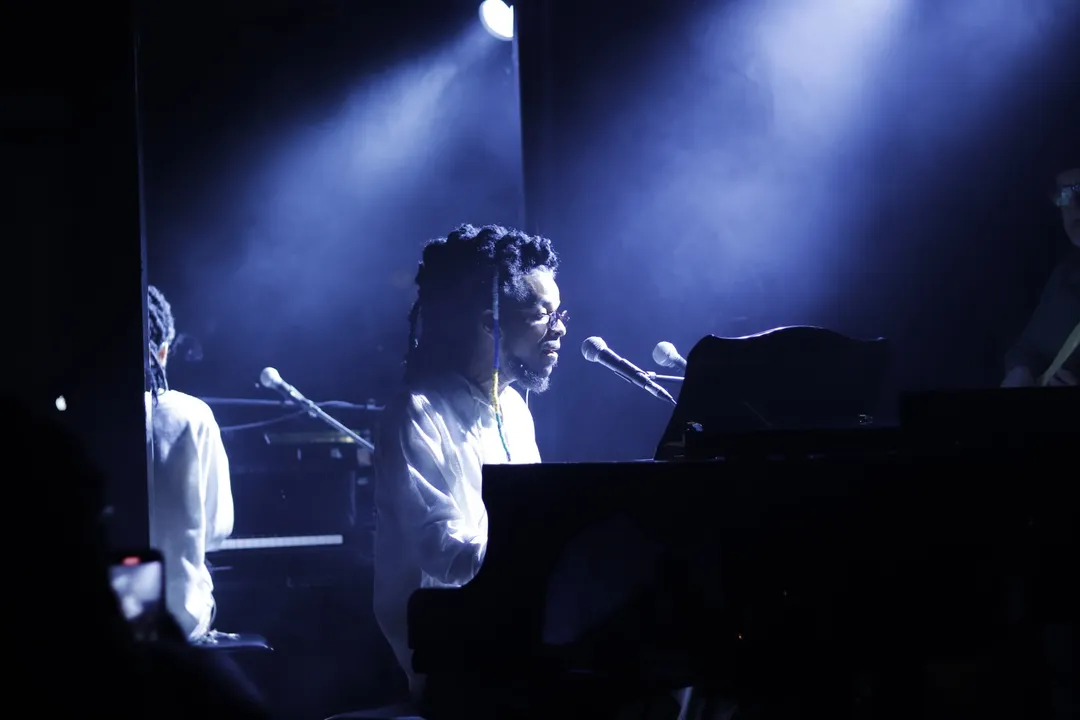 No palco, o músico revisita canções que atravessaram gerações e ajudaram a construir a identidade da MPB