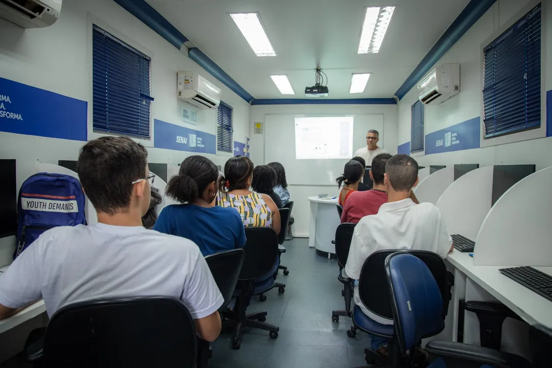 As vagas abrangem diferentes áreas, com destaque para funções nos setores de atendimento, cozinha, limpeza e produção cultural