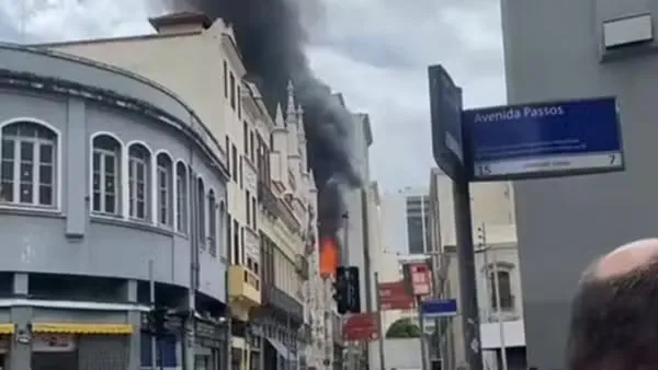 No local funciona um estabelecimento de motos