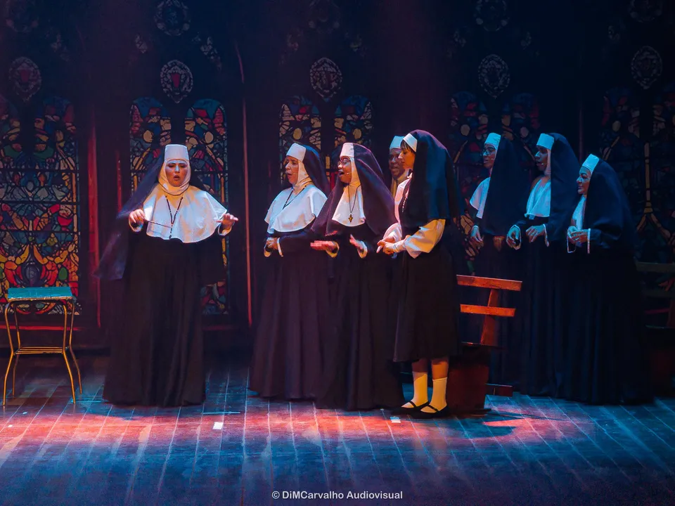 Após testemunhar um crime, Deloris Van Cartier precisa se esconder em um convento para garantir sua segurança