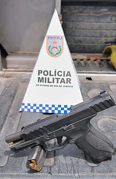 Após a troca de tiros, os policiais encontraram o homem ferido na perna, caído ao solo. Com ele, foi apreendida uma pistola Stoeger STR9, calibre 9mm.