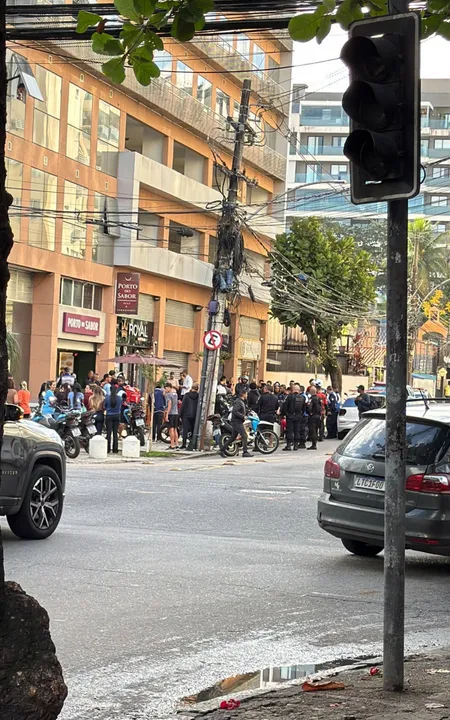 No local, impediram que o suspeito, já contido por um policial militar de folga, fosse agredido por um grupo de pessoas