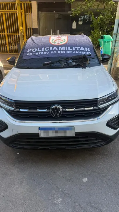 Carro clonado e fuzil apreendidos na ação