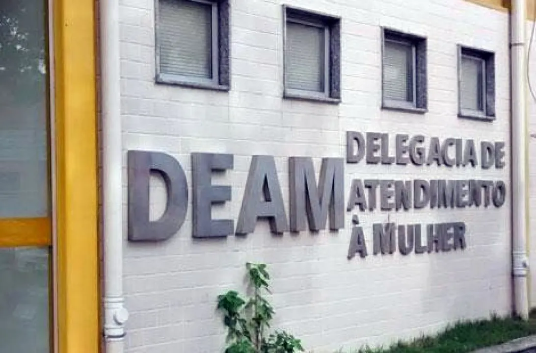 Ele vai responder por cárcere privado e lesão corporal, nos termos da Lei Maria da Penha