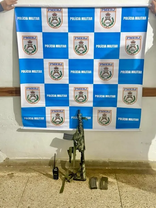 Homem estava com um fuzil