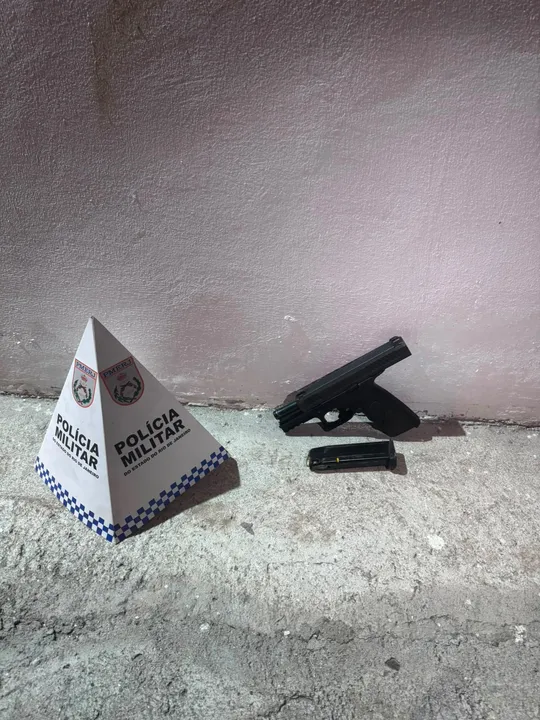 Uma pistola foi apreendida com o suspeito