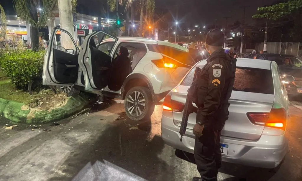 Após a batida, três suspeitos desembarcaram e fugiram a pé