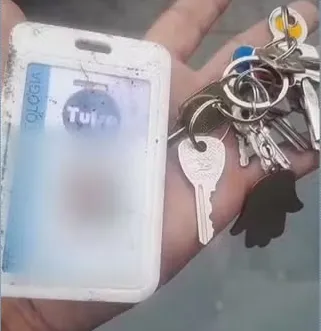 O crachá e o molho de chaves que ficaram abandonados na rua foram encontrados por uma pessoa que deixou na delegacia