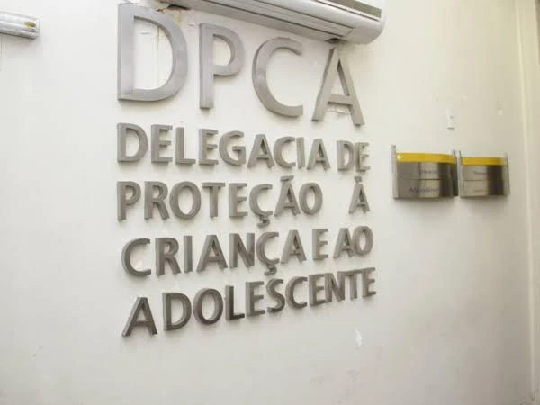 Ele foi levado para a sede da Delegacia de Proteção à Criança e ao Adolescente (DPCA), em Niterói