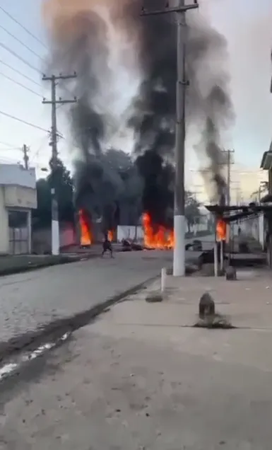 Os disparos puderam ser ouvidos em diversos pontos da cidade e já se estendem por mais de seis horas.