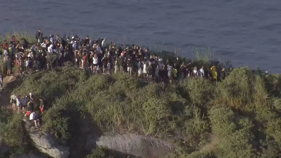Turistas precisaram se proteger dos disparos