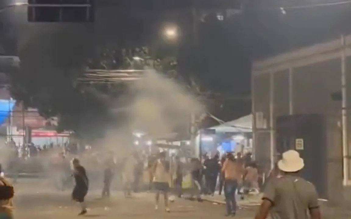 O grupo também jogou objetos contra a estrutura