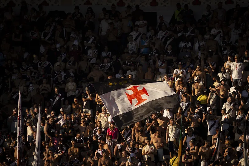 Torcida do Vasco lotará São Januário para jogo decisivo contra o Inter, na sexta (28)