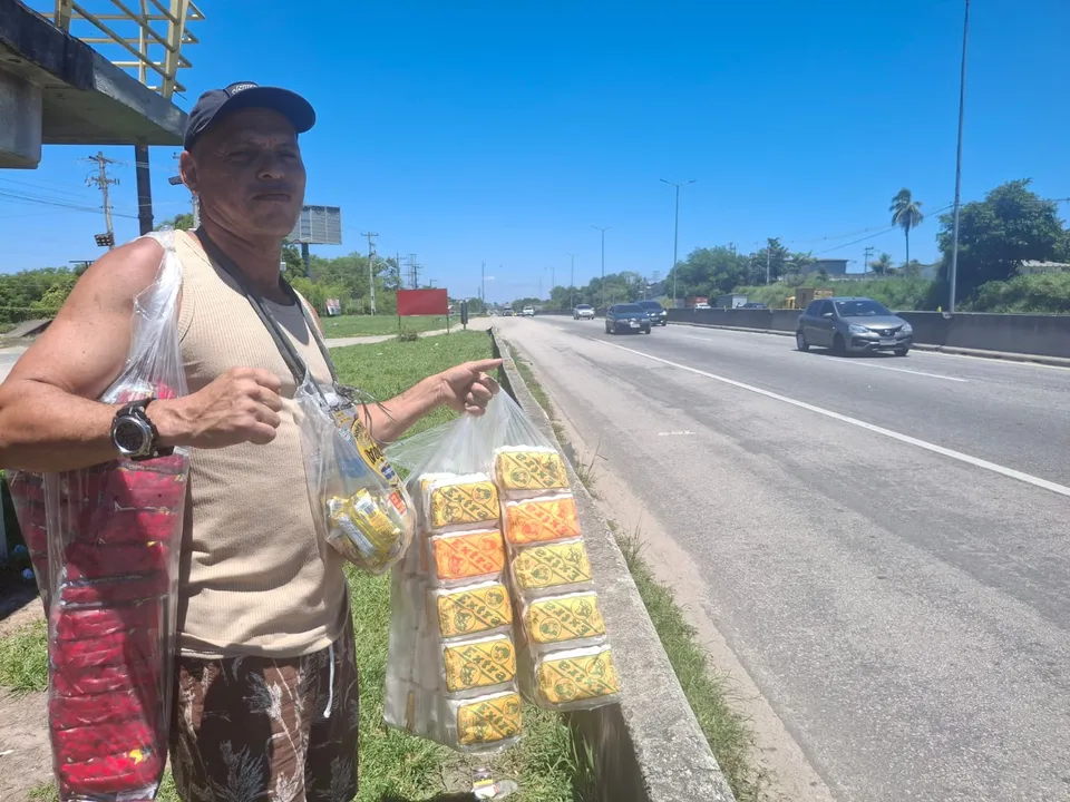 Aqui está uma versão reduzida para legenda:
Até os vendedores ambulantes ficaram surpresos com o trânsito tranquilo