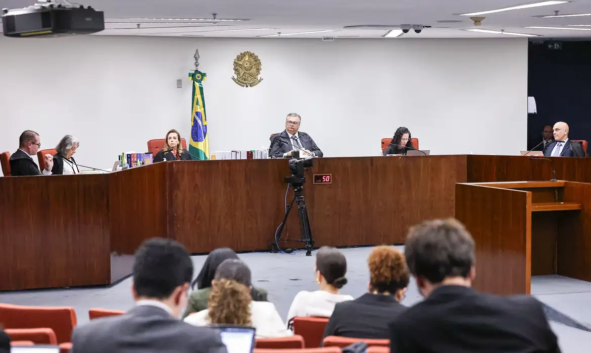 STF condena cinco réus e absolve um