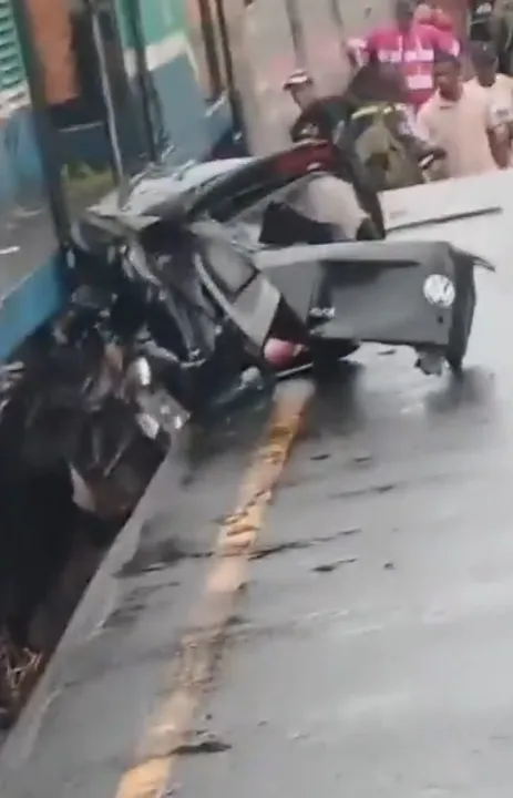 A empresa chegou a suspender a passagem de trens pela região por conta do acidente