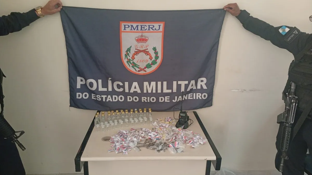 Com o trio, os policiais apreenderam 62 pinos de cocaína, 60 pedras de crack, 47 frascos de loló, 19 invólucros de maconha e três radiotransmissores