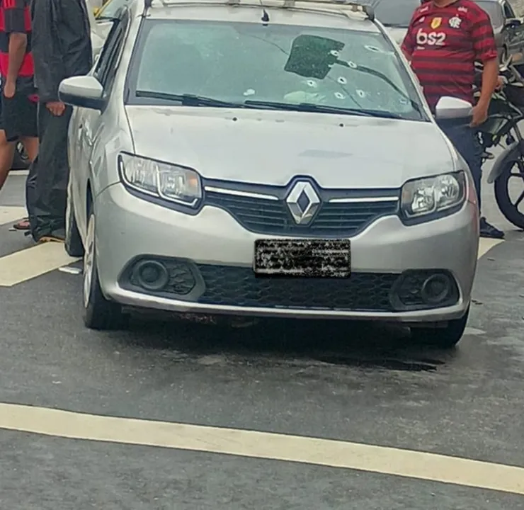 Dois deles estavam no interior de um carro