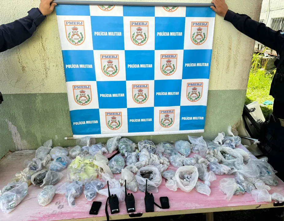 Foram apreendidos material entorpecente em grande escala e três radio transmissores