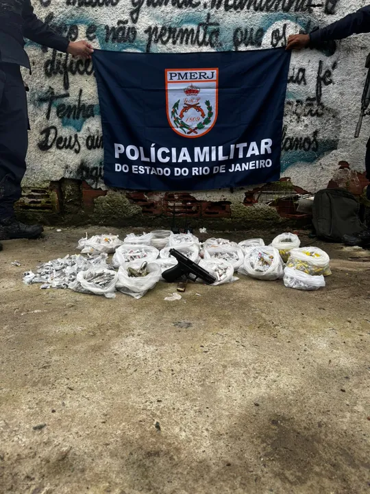 Foram apreendidos uma pistola Glock calibre 9mm com numeração suprimida, um carregador e seis munições intactas, além de 160 pinos de cocaína, 120 trouxinhas de maconha e 90 pedras de crack