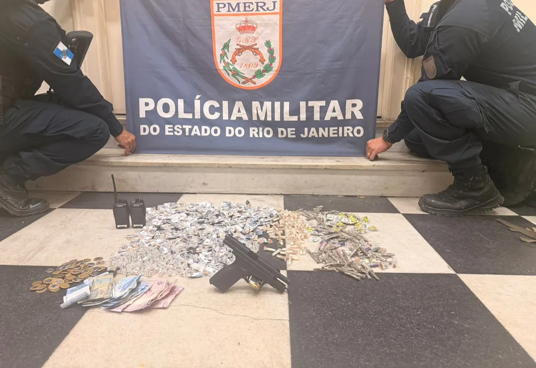 Durante a ação, os policiais apreenderam pistola e drogas