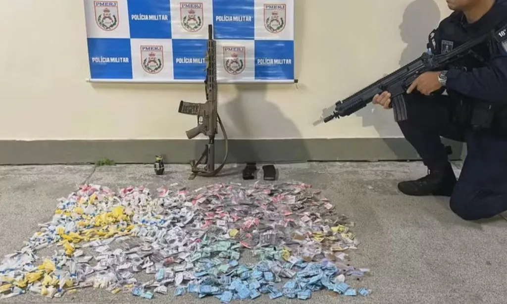 Os policiais apreenderam drogas, fuzil e granada