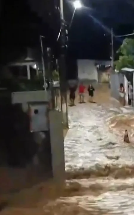 Imagem que circula mostra correnteza sendo formada pelo vazamento