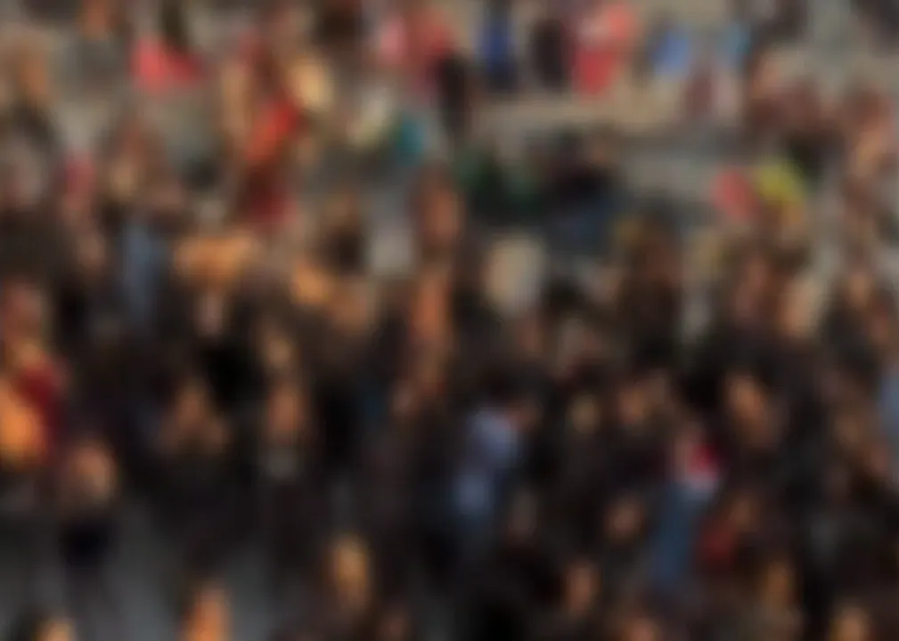 Em imagens que circulam nas redes sociais, é possível ver a correria em meio às praias lotadas