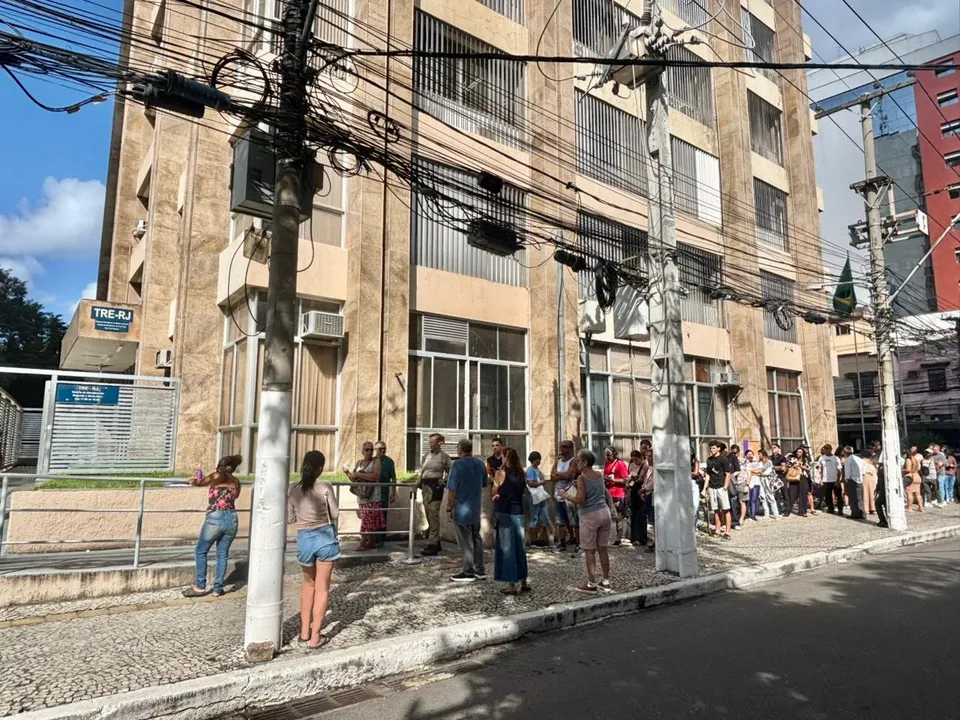 Eleitores enfrentam longa fila no TRE de Niterói