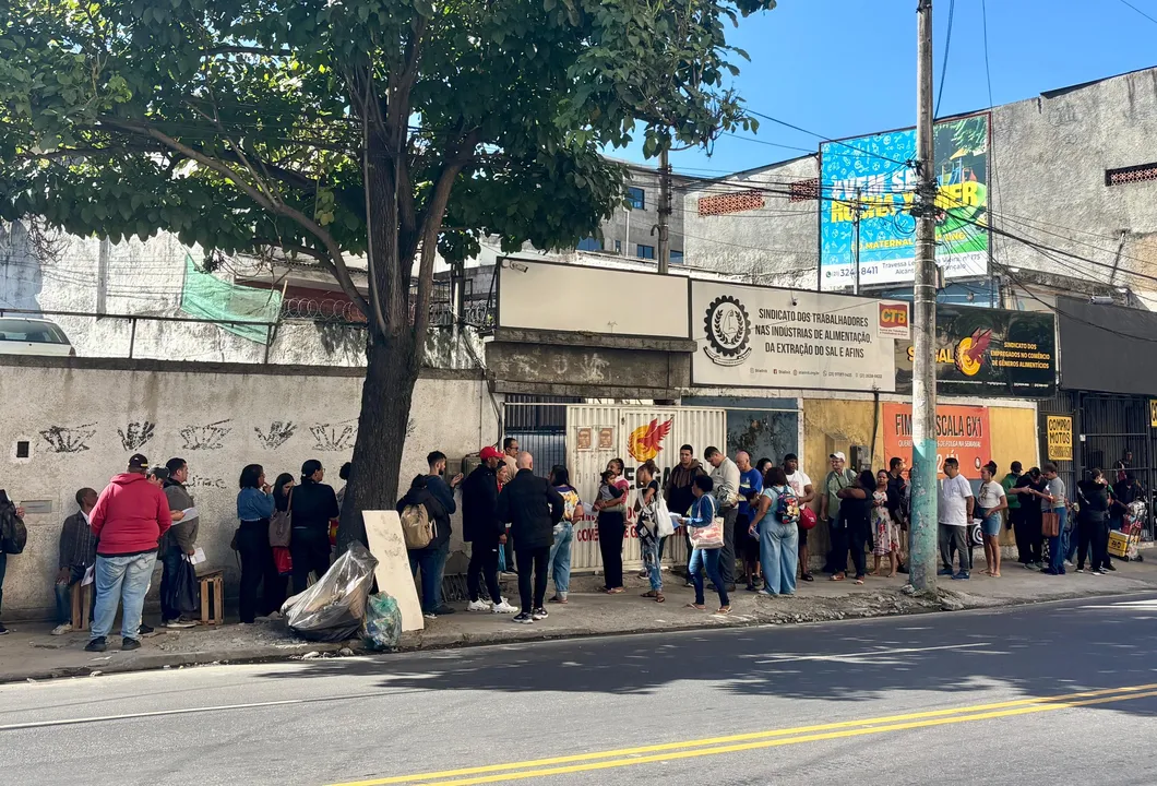Fila em frente ao Sindicato dos Empregados no Comércio Atacadista e Varejista de Gêneros Alimentícios (SECGAL)