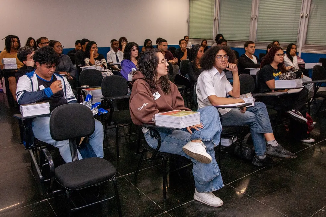 As oportunidades são destinadas a candidatos que estão cursando a 3ª série do ensino médio ou que já concluíram os estudos