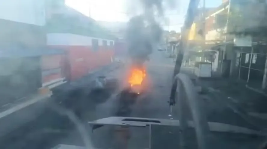 Moradores fecharam ruas em protesto, e escolas suspenderam as aulas na região