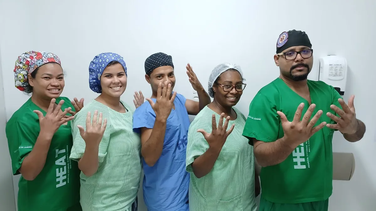 O uso de adereços pode abrigar microrganismos  perigosos para o ambiente hospitalar e de casa