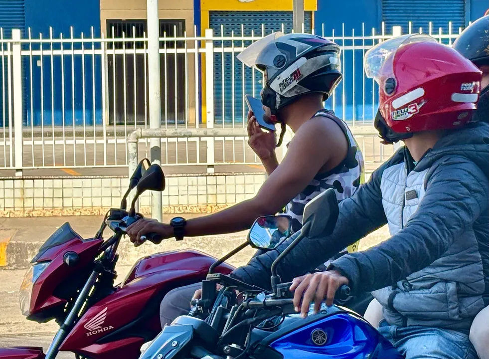 No primeiro semestre deste ano, o Brasil registrou cerca de 970 mil multas por uso do celular ao volante