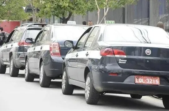Os táxis deverão informar a portaria no vidro frontal do veículo