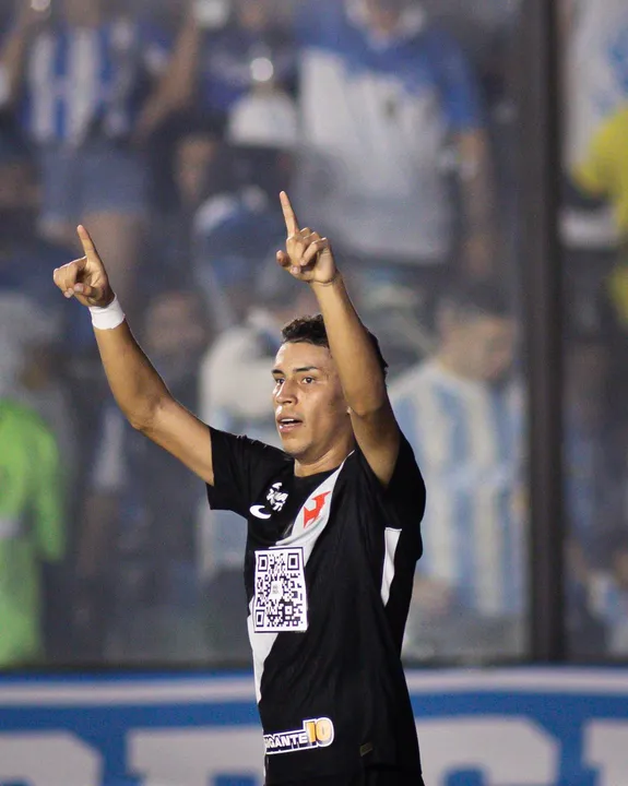 Rojas abriu o placar de pênalti, marcando pela primeira vez com a camisa do Cruzmaltino