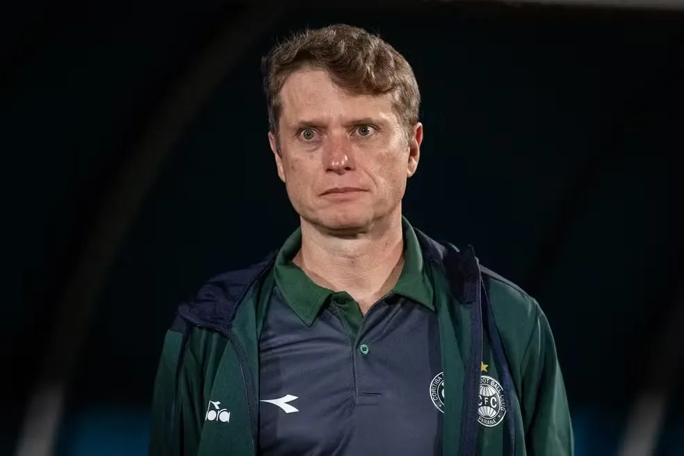 Treinador deixa o Coritiba na parte de cima da tabela e terá a responsabilidade de recuperar o Vasco, atualmente no Z4