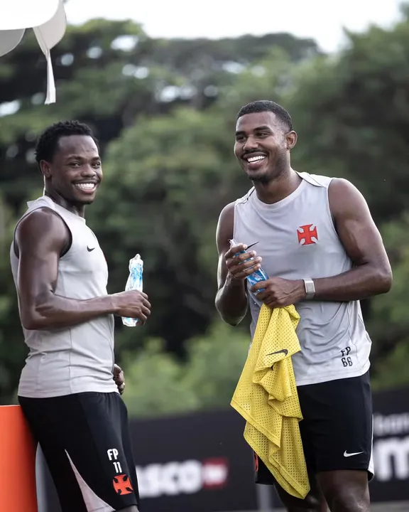 Andrés Gómez e Cuiabano retornam e podem defender o Vasco no clássico de sábado (04)