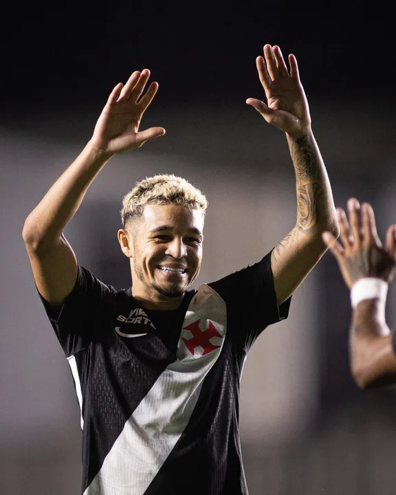 Adson foi o grande nome do Vasco na partida