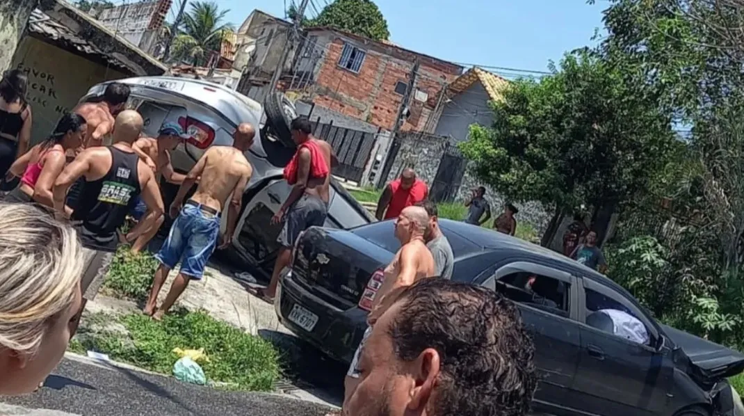 A vítima foi retirada do veículo e encaminhada ao Hospital Estadual Alberto Torres (Heat)