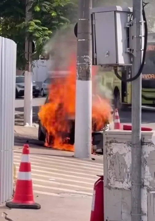 Um veículo pegou fogo na manhã desta terça-feira