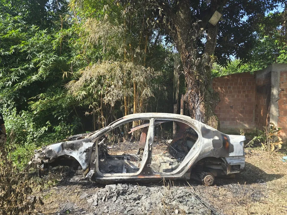 Carro estava totalmente destruído