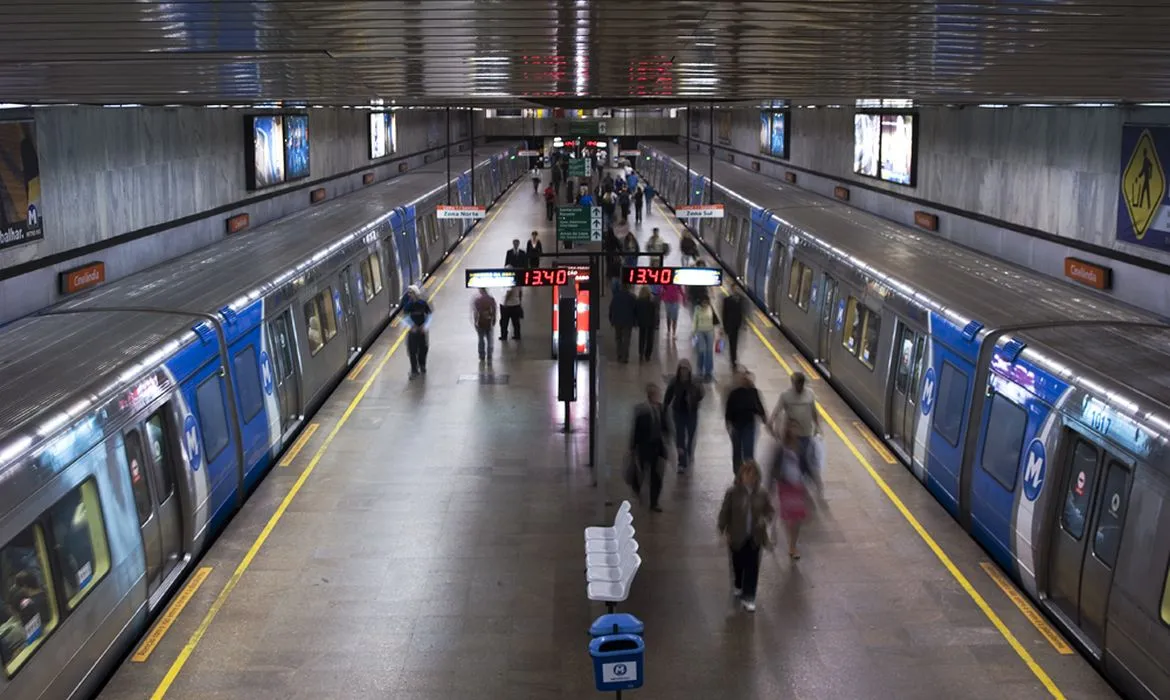 A campanha lançada pelo MetrôRio traz orientações sobre as regras de segurança no sistema metroviário