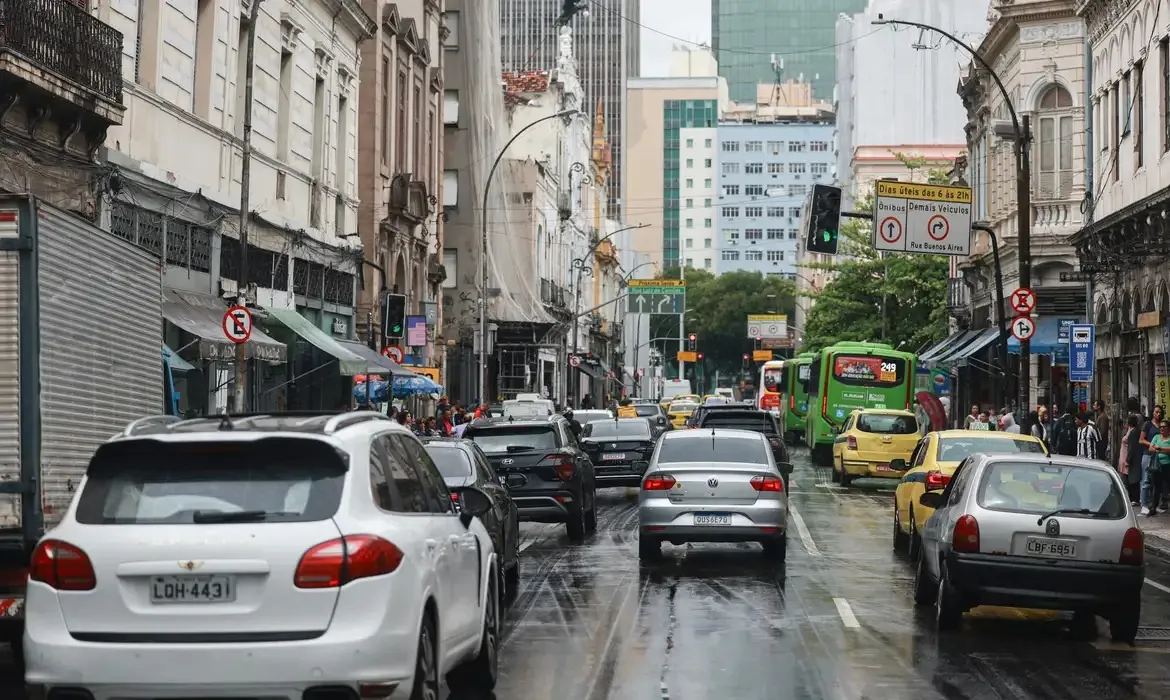 O valor do imposto é calculado por meio da aplicação das alíquotas estabelecidas em lei